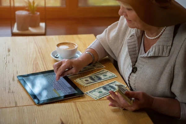 Женщина с деньгами и планшетом . — стоковое фото