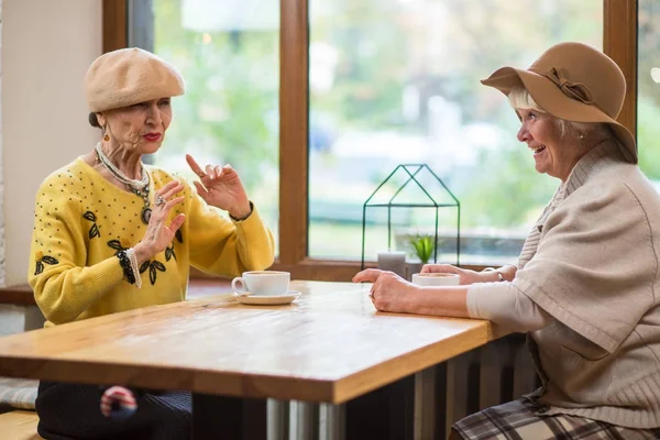 Elderly ladies at cafe table. — Stock Photo, Image