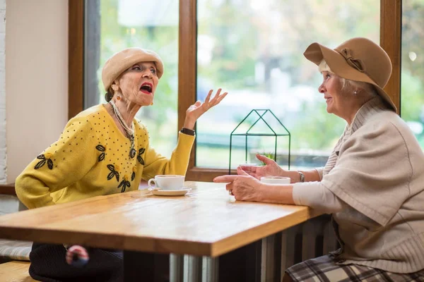 Старшие леди за столиком кафе . — стоковое фото