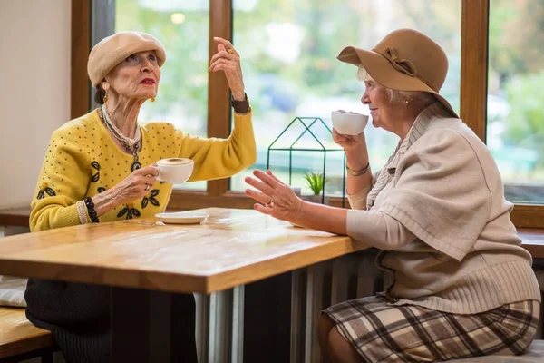Две дамы за столиком в кафе . — стоковое фото