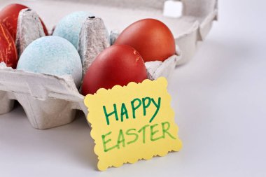 Tebrik kartı ve boyalı yumurta.