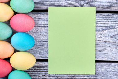 Paskalya yumurtaları boş oyun kağıdı ile.