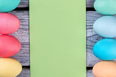 Renkli Paskalya yumurtaları, boş oyun kağıdı.