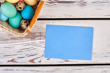 Paskalya sepeti boş oyun kağıdı ile.