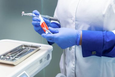 Elinde bir diş hekimi.