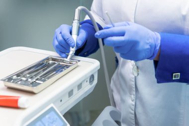 Stomatologist elleri.