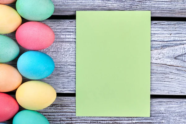 Paskalya yumurtaları boş oyun kağıdı ile.