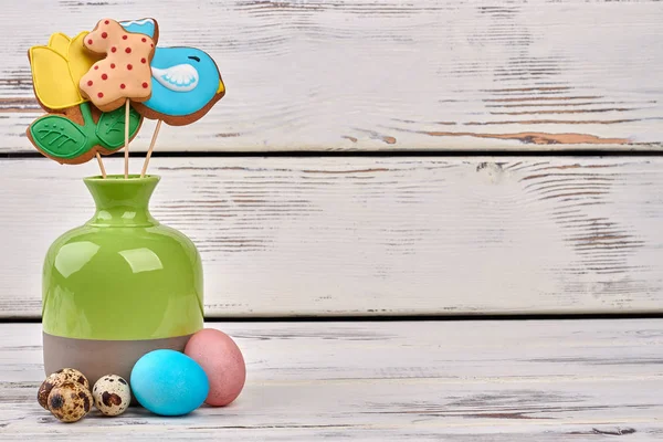Vase mit Keksen und Eiern. — Stockfoto