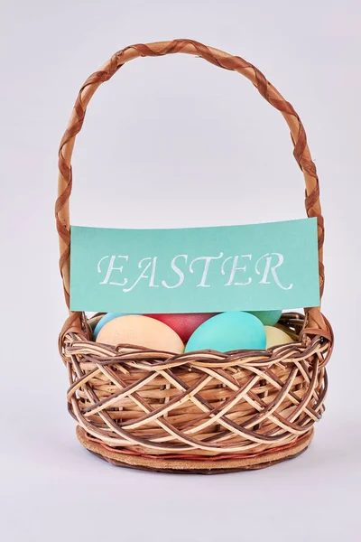 Kosár, a húsvéti tojás és a kártya. — Stock Fotó