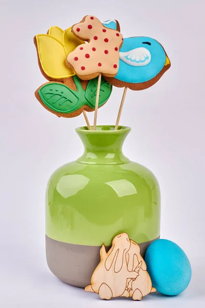Vase mit Osterkeksen isoliert. — Stockfoto