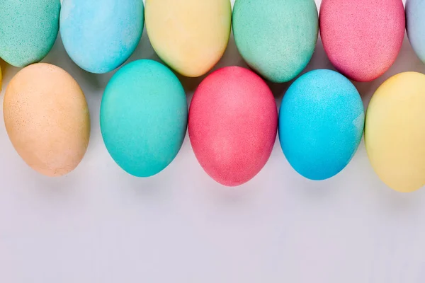 Розфарбовані яйця на білій поверхні . — стокове фото