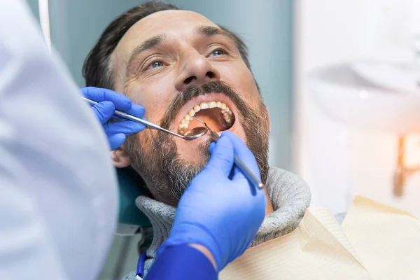 Dorosły człowiek u dentysty. — Zdjęcie stockowe