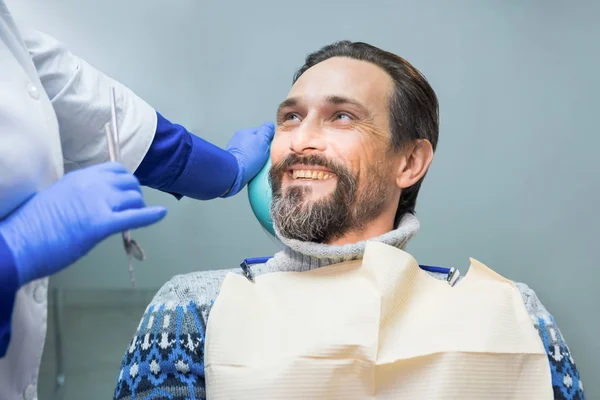 Homme souriant chez le dentiste . — Photo