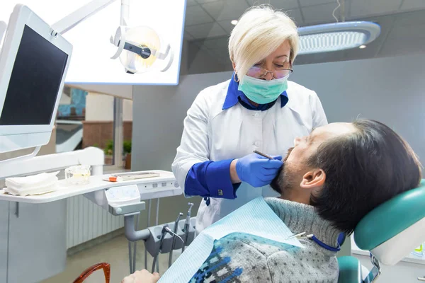 Pani stomatolog pracy z pacjentem. — Zdjęcie stockowe