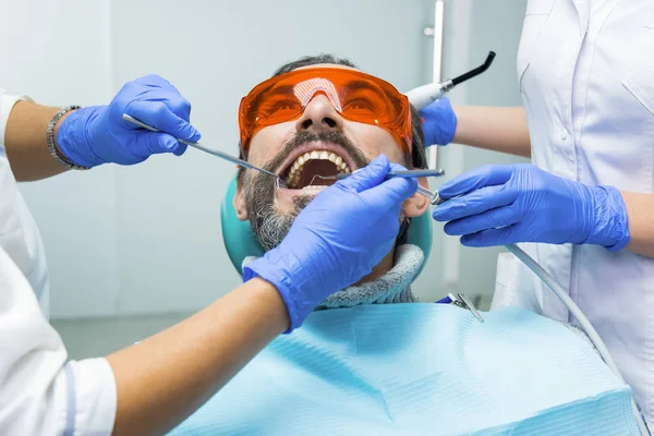 Dois dentistas com paciente . — Fotografia de Stock