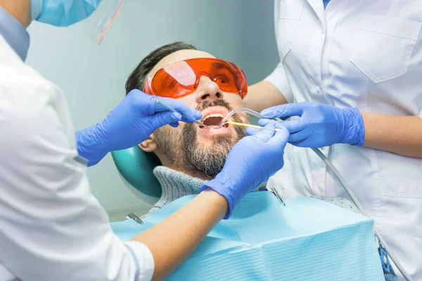 Dental läkare och patient. — Stockfoto