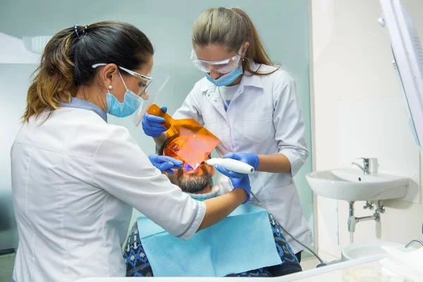 Duas dentistas trabalhando . — Fotografia de Stock