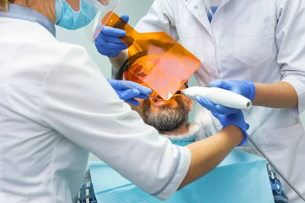 Médicos dentistas no trabalho . — Fotografia de Stock