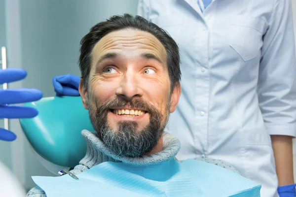 Homem no dentista sorrindo . — Fotografia de Stock