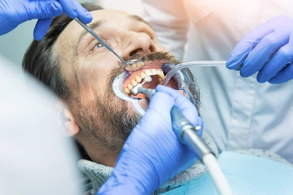 Manlig patient på tandläkare. — Stockfoto
