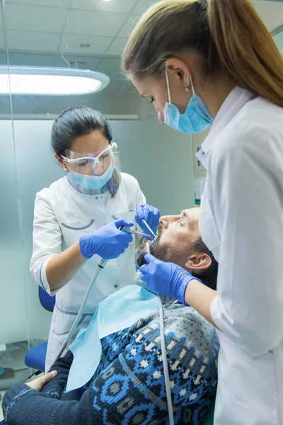 Pacjent w gabinecie stomatologicznym. — Zdjęcie stockowe