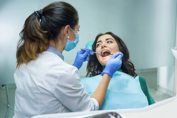 Kobieta u dentysty. — Zdjęcie stockowe