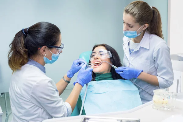 Arbete av två tandläkare. — Stockfoto