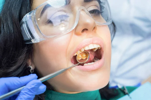 Paciente dentário e espelho côncavo . — Fotografia de Stock