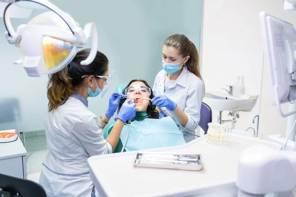 Два стоматолога на робочому місці . — стокове фото