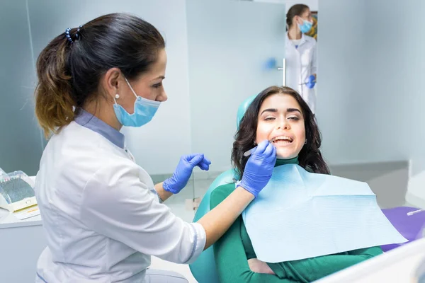 Dama dentysta w pracy. — Zdjęcie stockowe