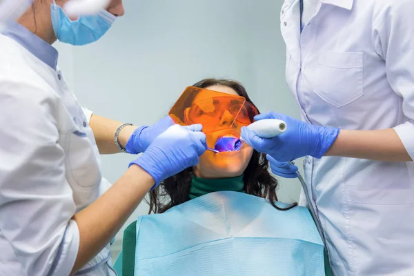 Лікар стоматолог використовує ультралегкий . — стокове фото