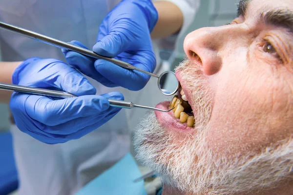 Tandläkare undersöka patienten, närbild. — Stockfoto