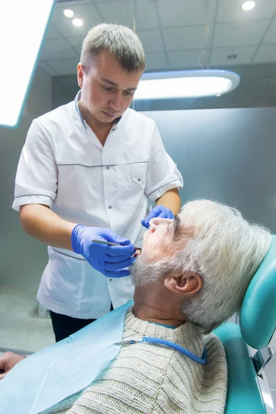 Dentysta badanie pacjenta w podeszłym wieku. — Zdjęcie stockowe