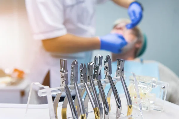 Fila de alicates dentales . — Foto de Stock