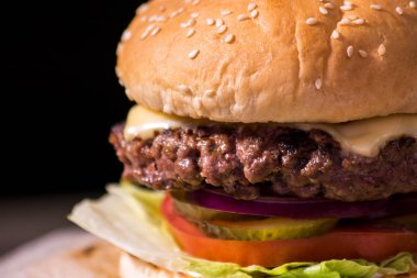 Hamburger siyah arka plan üzerine.