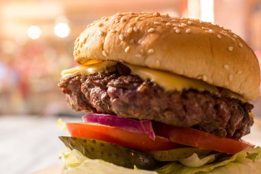 Susam sığır eti burger.