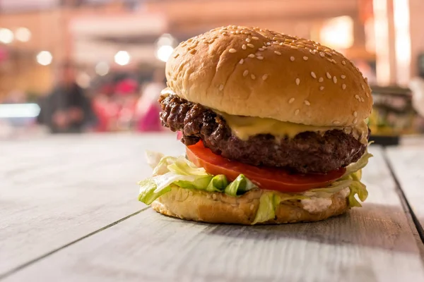 Burger gri ahşap yüzey üzerinde.