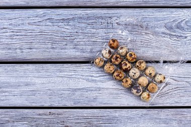 Plastik kabın içinde bıldırcın yumurtası..