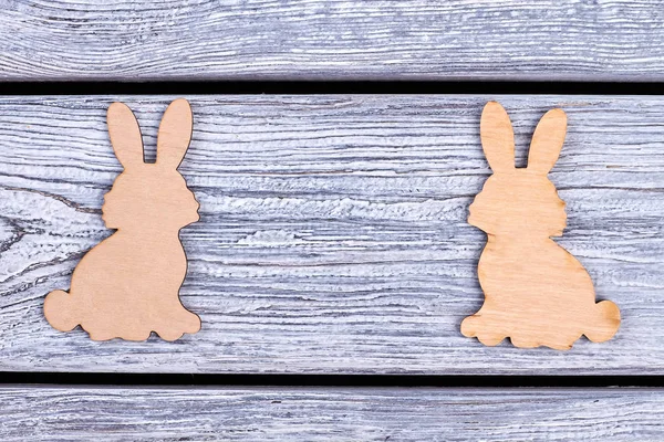 Wooden bunnies on grey background. — Stock Photo, Image