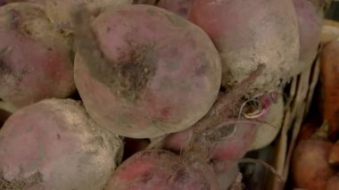 Yakın çekim beetroots ve havuç piyasada