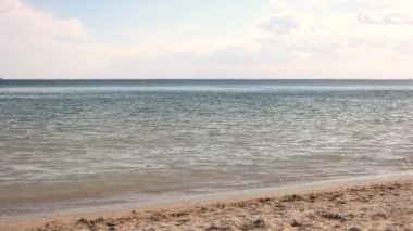 Gökyüzü ve deniz kıyısı. Kum ve su.