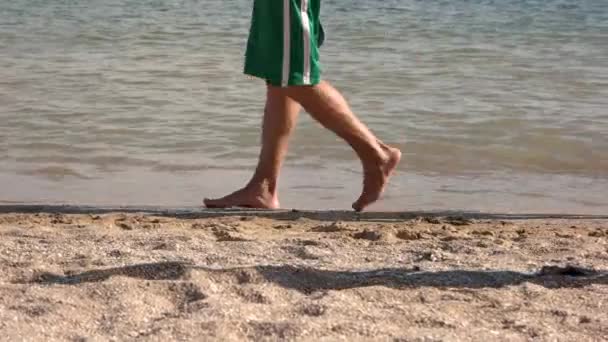 Ноги людей, идущих вдоль пляжа . — стоковое видео