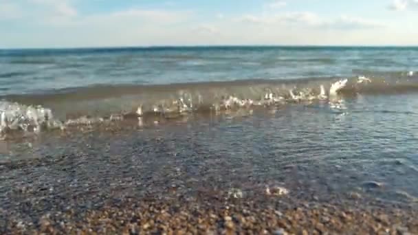 Primer plano del agua de mar limpia . — Vídeo de stock