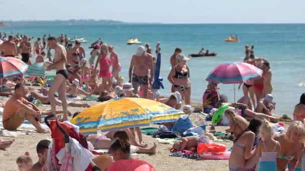 Los turistas están tomando el sol bajo el sol del día . — Vídeo de stock