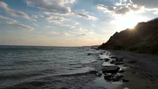 Prachtige zonsondergang in de buurt van de zee. — Stockvideo