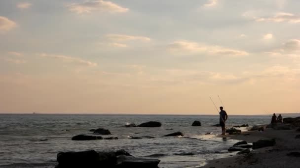 Mooie silhouetten van vissers bij zonsondergang. — Stockvideo