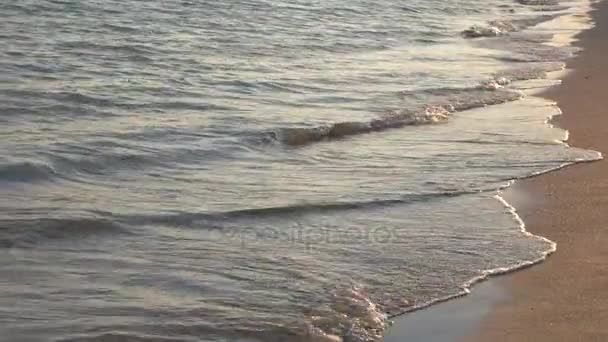 Ondas acaricia lentamente a areia . — Vídeo de Stock