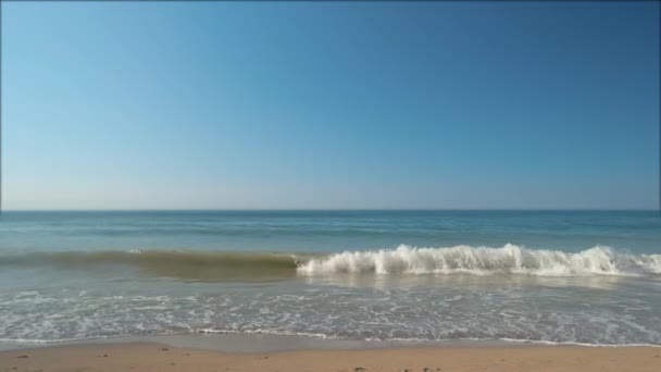 Mar con arena. Agua, olas y horizonte . — Vídeo de stock