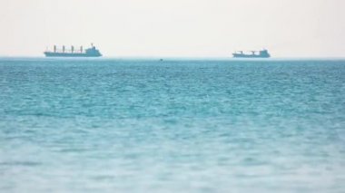 Büyük mavnalar denizde yüzen.