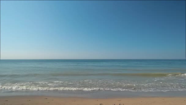 Zand en zee. Blauwe water met horizon. — Stockvideo